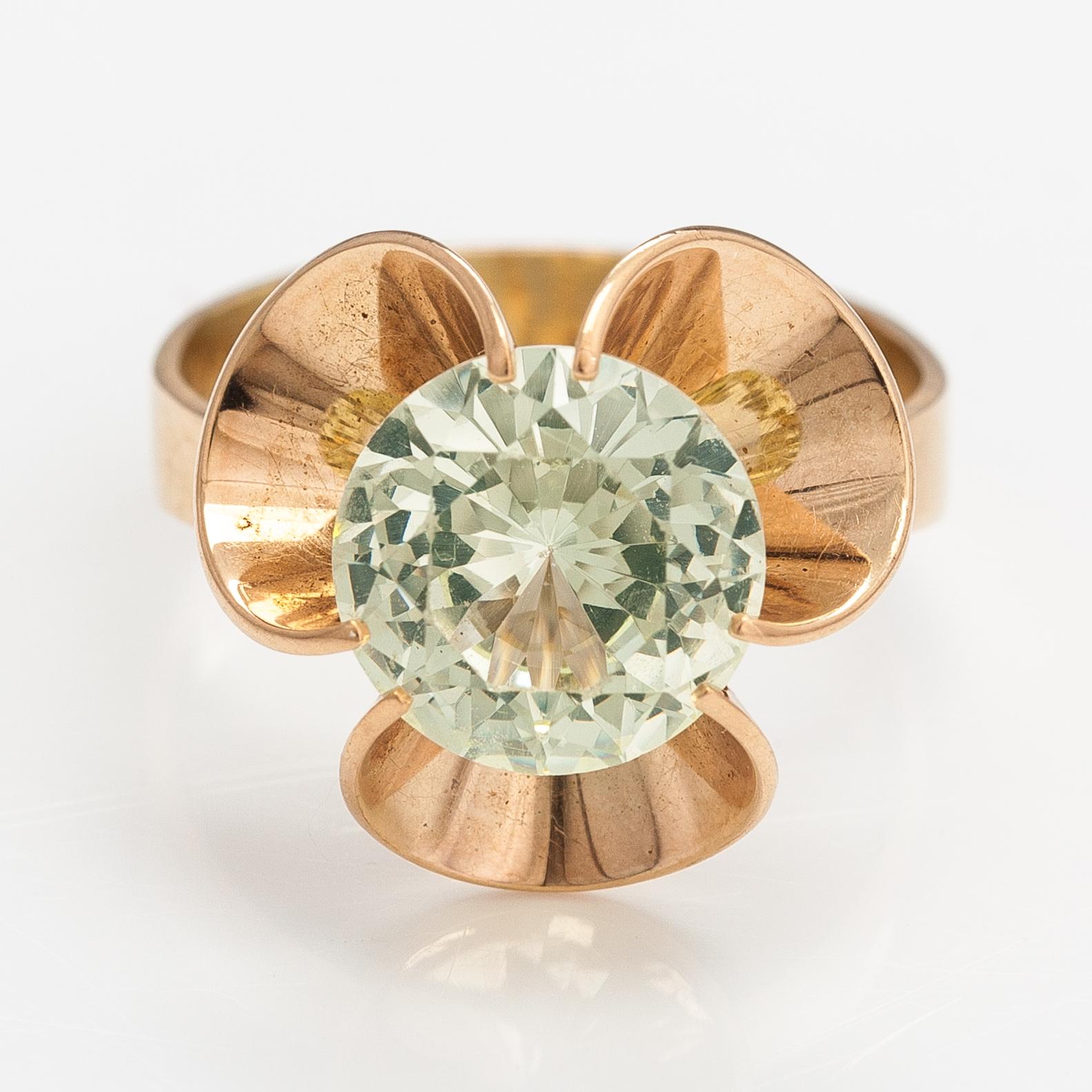 Elis Kauppi, A 14K gold rig with a synthetic spinel. Kupittaan kulta, Turku 1972.