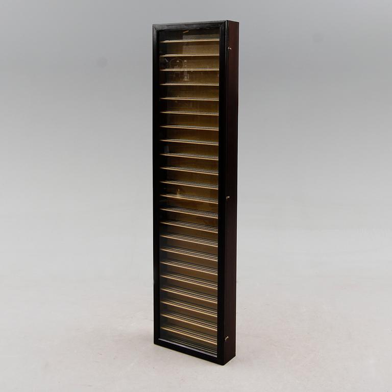 VÄGGVITRINSKÅP, 1900-talets andra hälft.