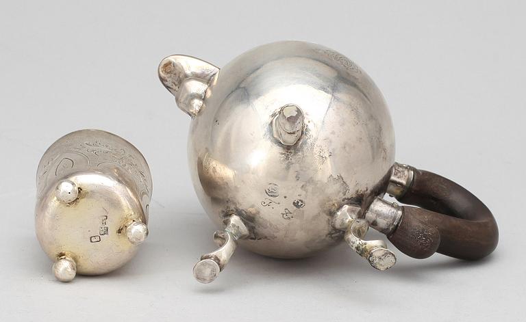 MOCCAKANNA samt BÄGARE, silver,  bla Ryssland, 1800-tal. Total vikt ca 335 g.