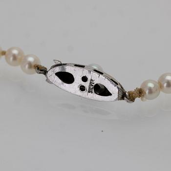 Necklace of graduated cultured pearls with a silver clasp.