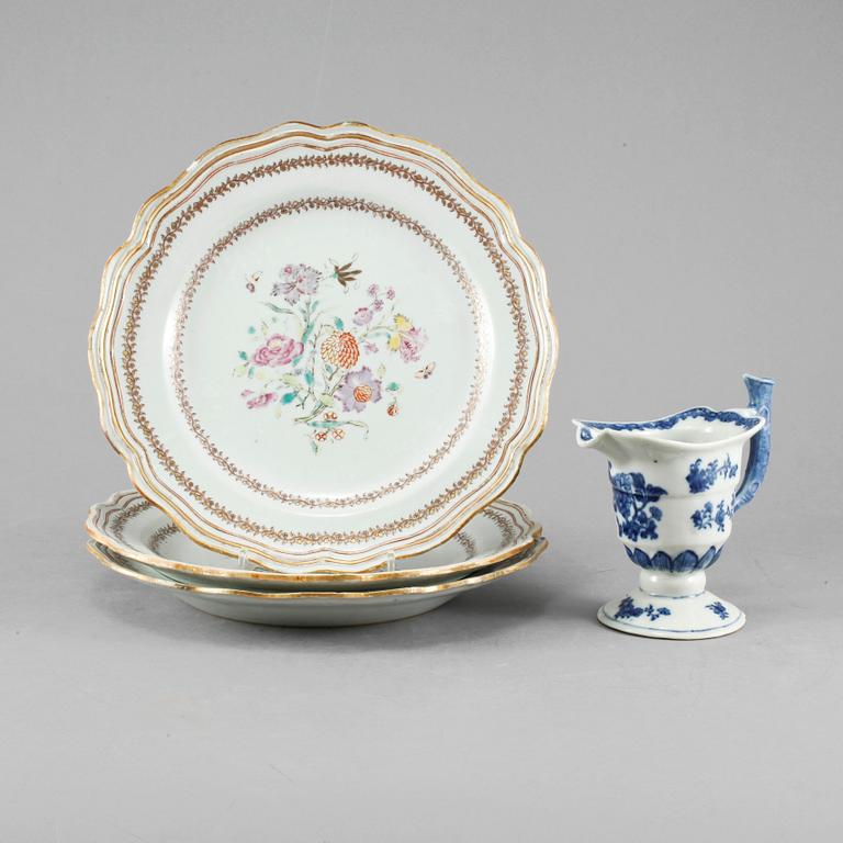 TALLRIKAR, 3 st, samt SÅSKANNA, porslin, Kina, 1700-tal.
