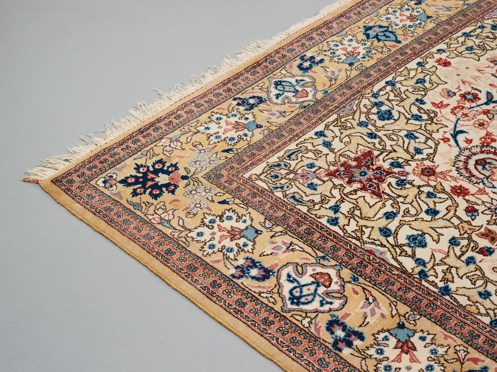 Matto, Old Qum, probably,  ca 357,5 x 218-226,5 cm.