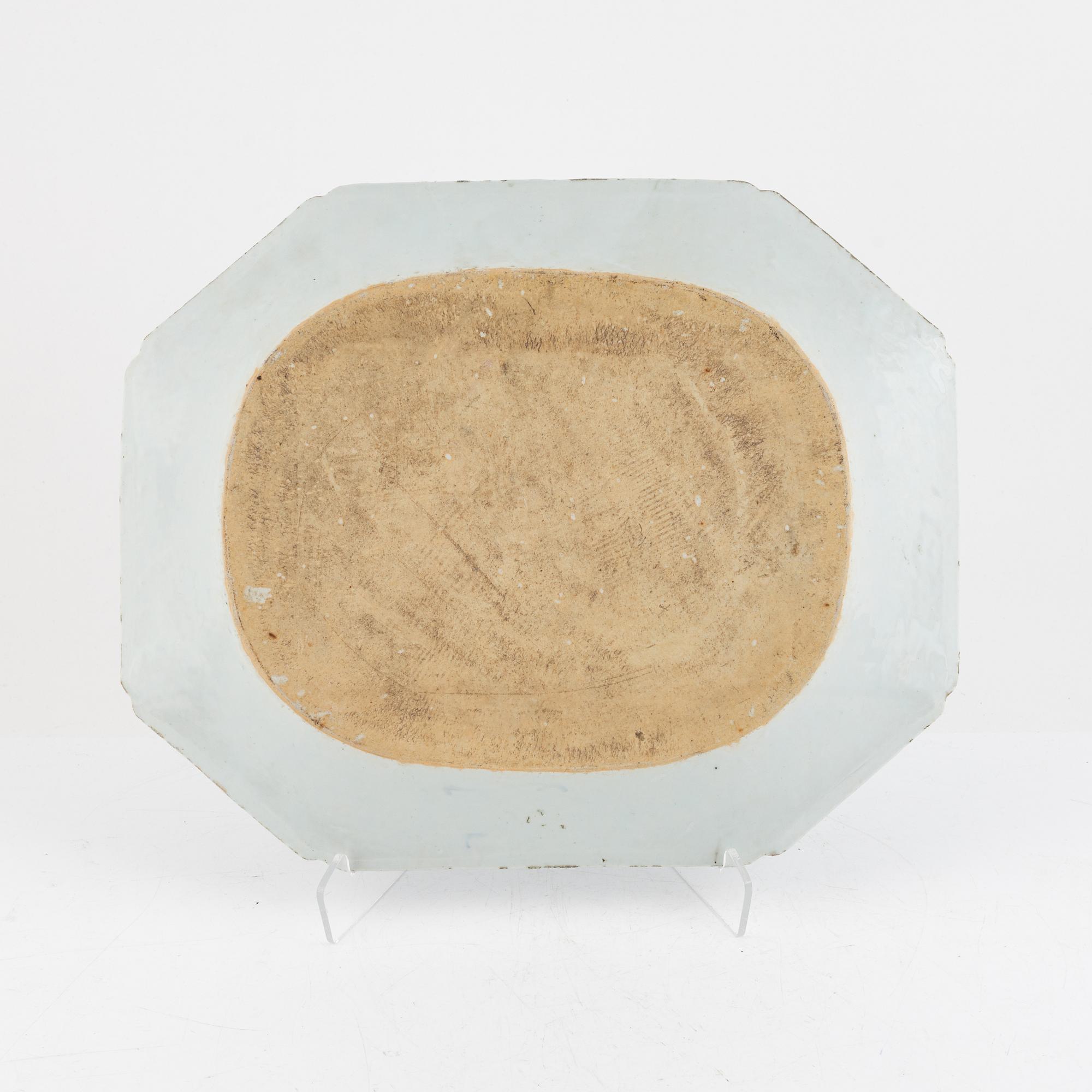Stekfat, porslin, Kina, Qingdynastin, Qianlong (1736-95).