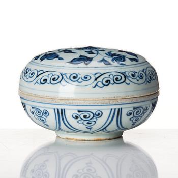 A blue and white ming style box with cover, Qing dynasty, Yongzheng (1723-35).