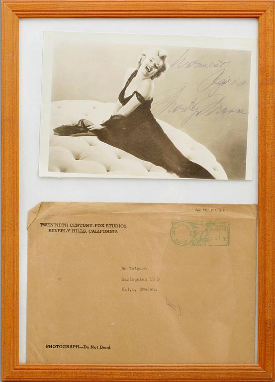 FOTOGRAFI MED AUTOGRAF, 1900-talets mitt. Föreställande Marilyn Monroe.