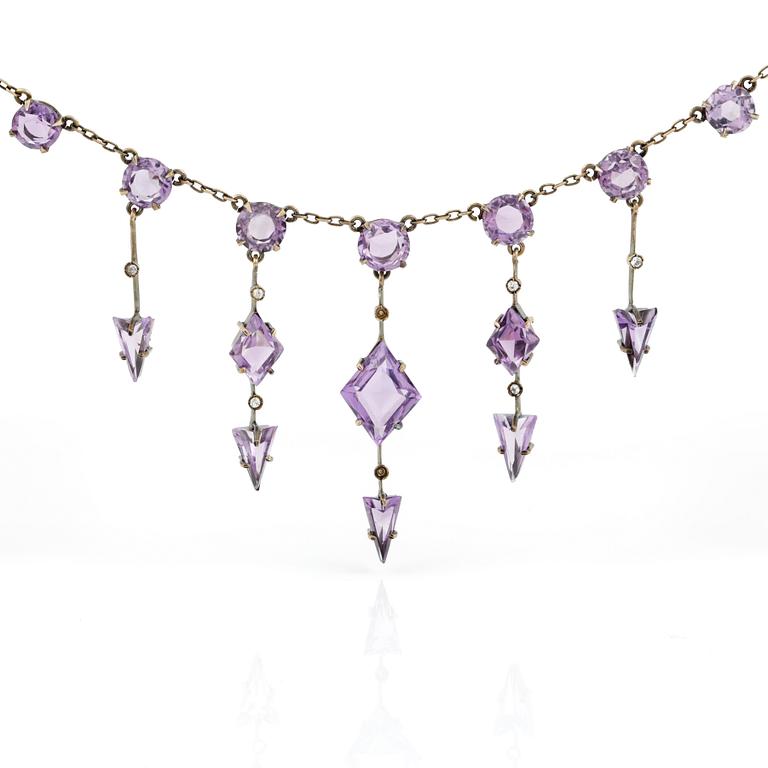 ÖRHÄNGEN samt COLLIER, förgyllt silver 830, halssmycket med ametister.