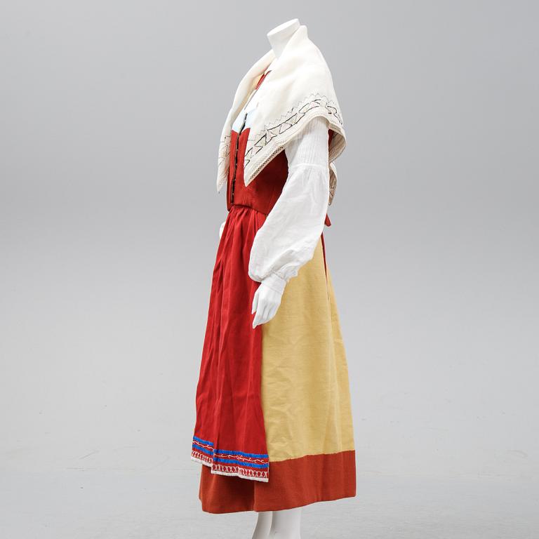 Folkdräkt, "Ölandsdräkten", 6 delar samt brosch i silver, 1900-tal.