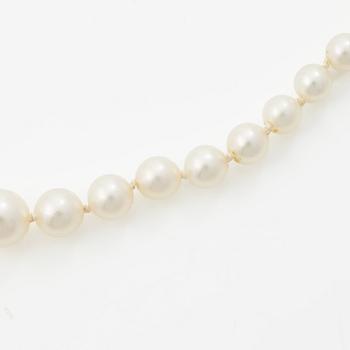 Pärlcollier, doserade odlade pärlor, med lås i 18K guld med små diamanter.