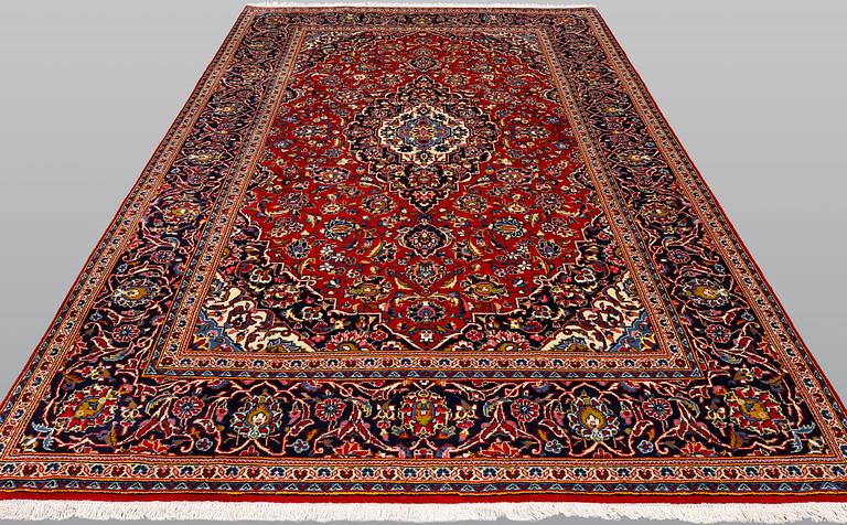 A Keshan carpet, approx. 318 x 202 cm.