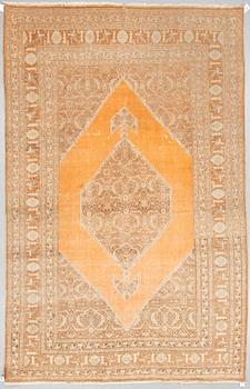 MATTO, an antique Tabriz, ca 338,5 x 210,5-222,5 cm.