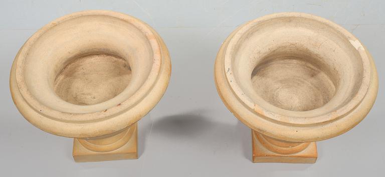 TRÄDGÅRDSURNOR, ett par, stengods, Höganäs, 1900-tal.