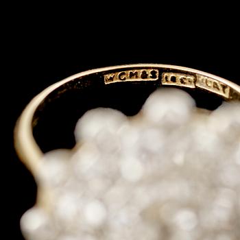 RING, 18k guld och platina med 33 äldre briljantslipade diamanter, utländska stämplar, 1900-talets första hälft. Vikt 5g.