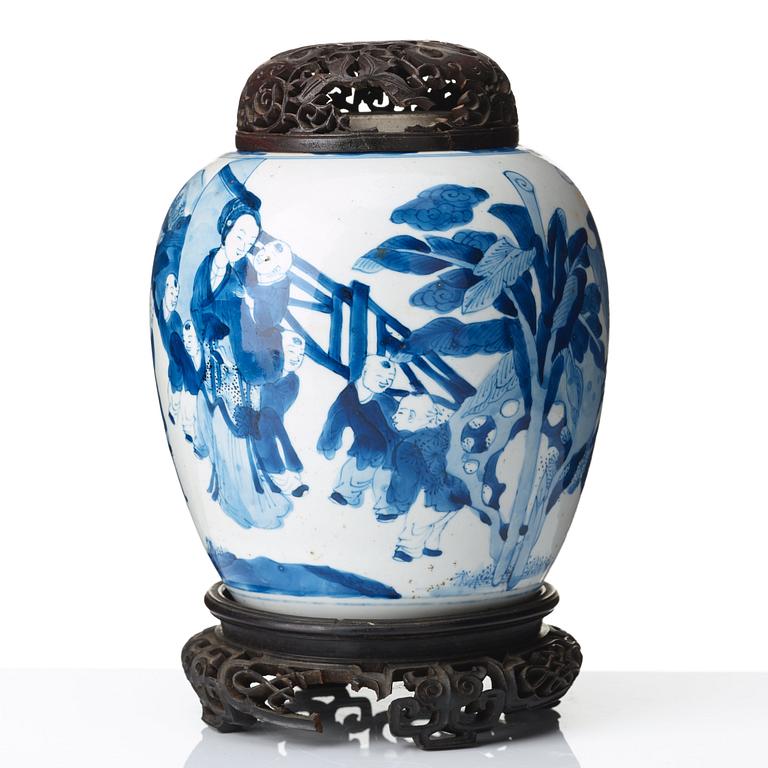 A blue and white jar, Qing dynasty, Kangxi (1662-1722).