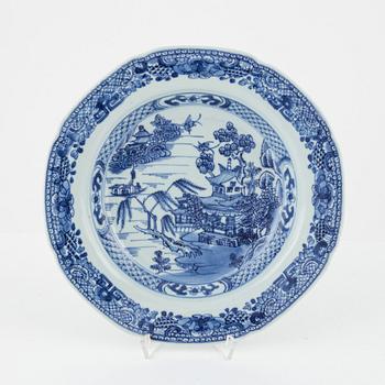 Servisdelar, porslin, 43 st, Kina, Qingdynastin, mestadels Qianlong (1735-95).