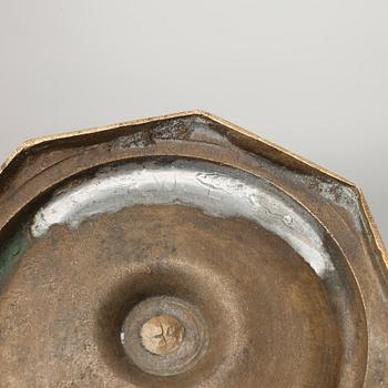 LJUSSTAKAR, 2 st, mässing möjligen Spanien 1600-talets slut.