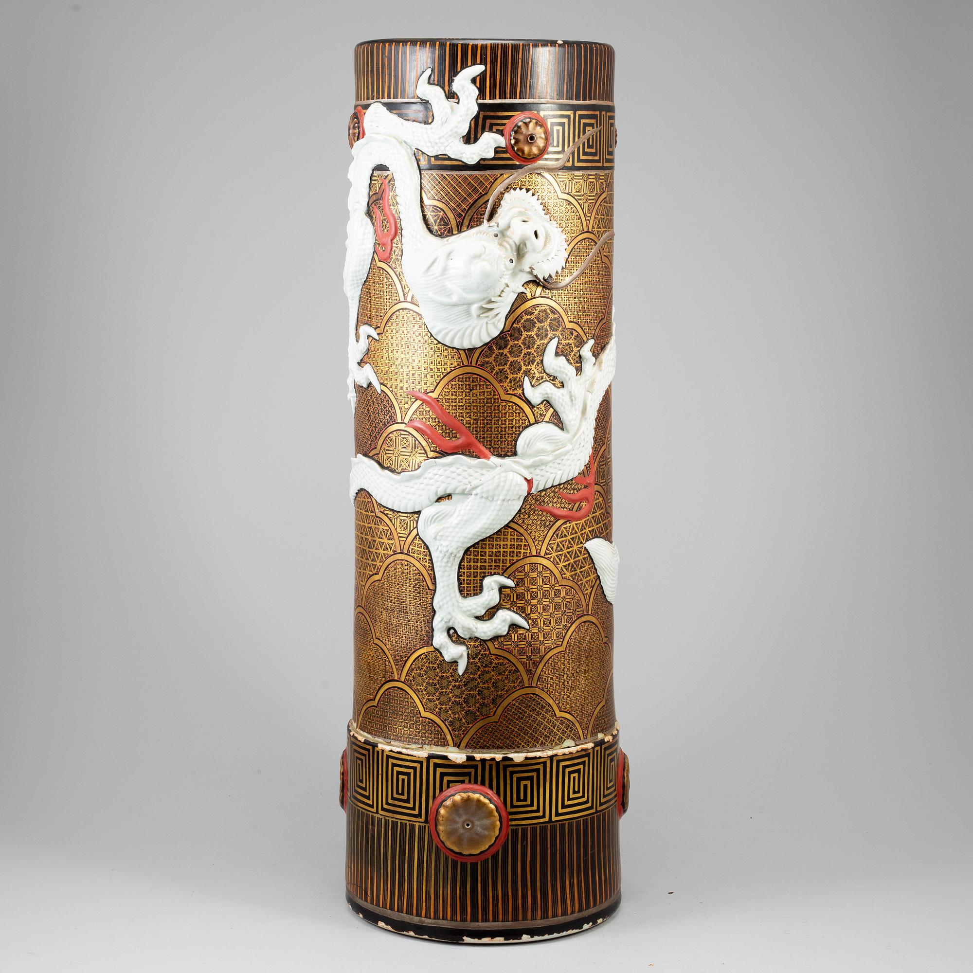 PRAKTURNA på TRÄFOT, lergods på porslin, Japan, Meiji (1868-1912).