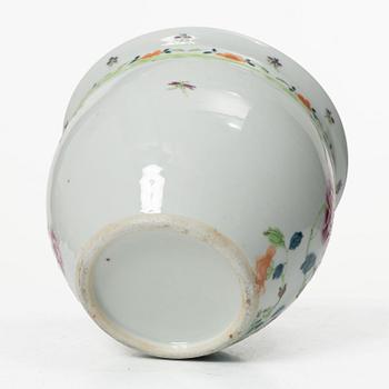 Mugg samt ytterfoder, porslin. Kina, Qingdynastin.