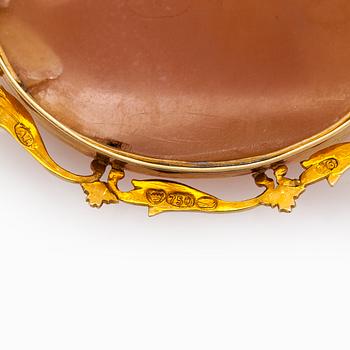 Brosch, 18K guld, med snäckskalscamé, A. Tillander Helsingfors 1948.
