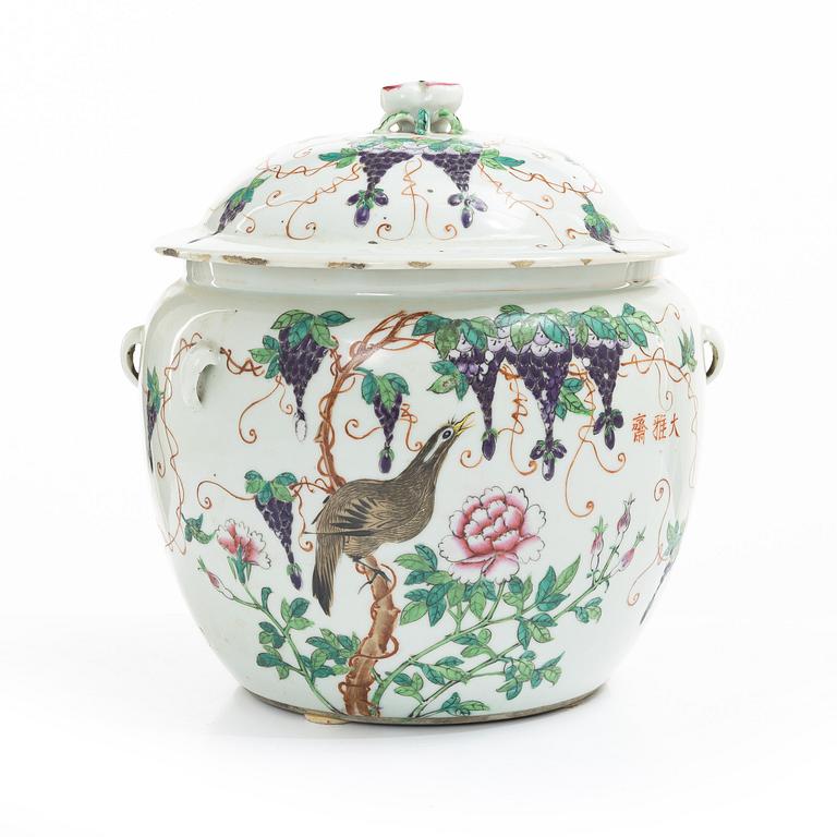 Lacquer urns, China, 19th century.