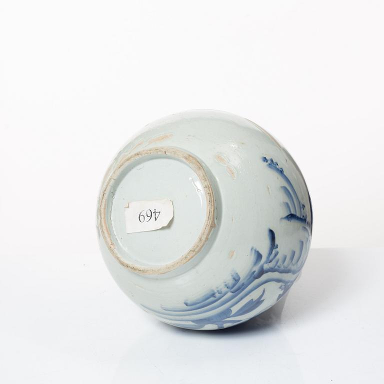 A Korean blue and white porcelain vase, late Joseon dynasty, 19th century.