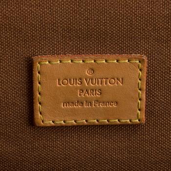 LOUIS VUITTON, messenger bag.