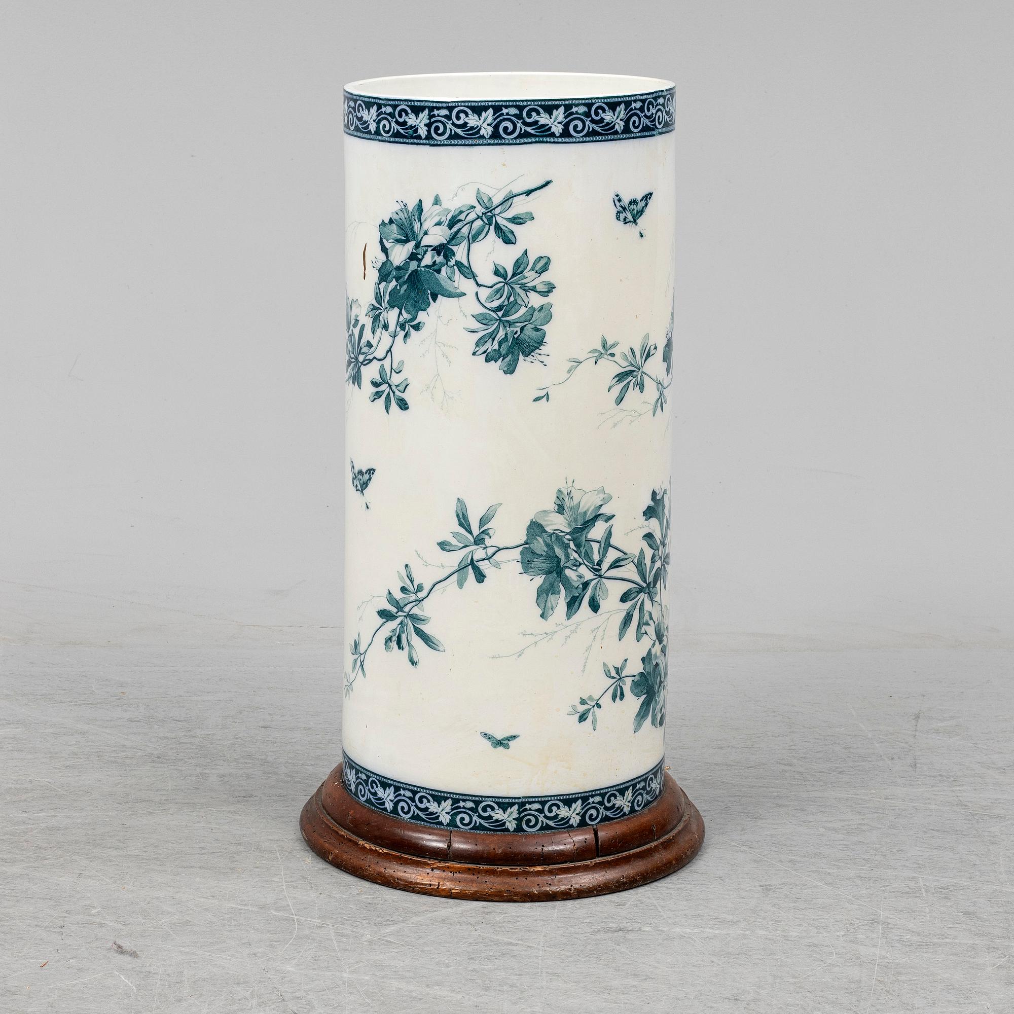 An early 20th century porcelain umbrella stand.