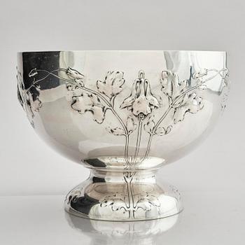 Sven Carlman, a large bowl on foot/wine cooler, silver, company CF Carlman, Stockholm 1904.
