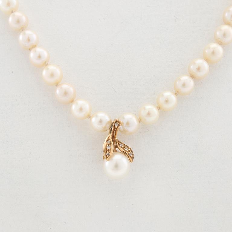 Halsband av odlade pärlor med lås 18K guld.