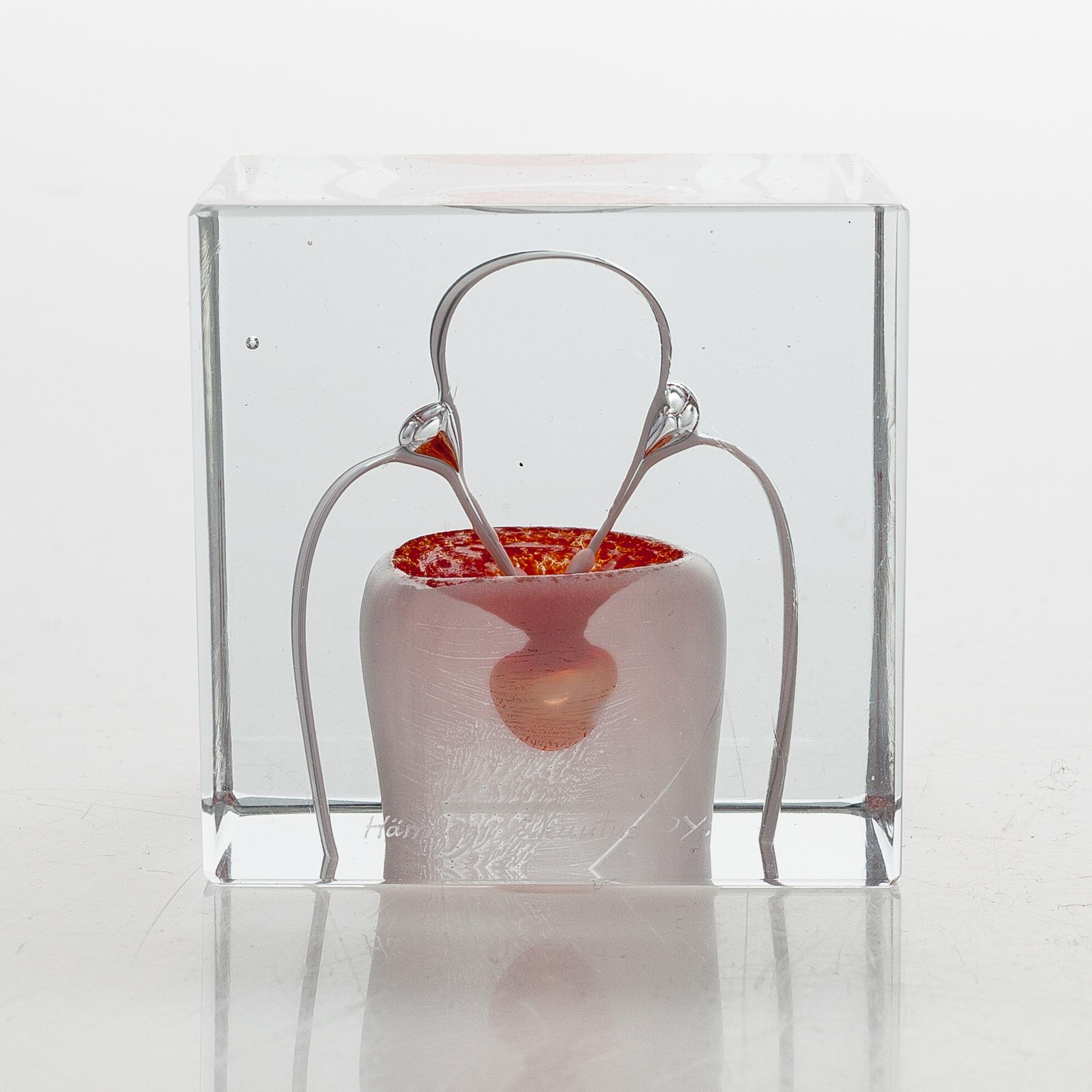 An annual glass cube, signed Oiva Toikka Nuutajärvi 1985, numbered 146/2000.