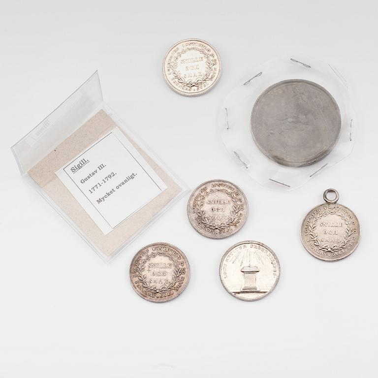 SAMLING MEDALJER OCH SIGILL, 7 delar, silver, tenn och lack, 1700-tal.