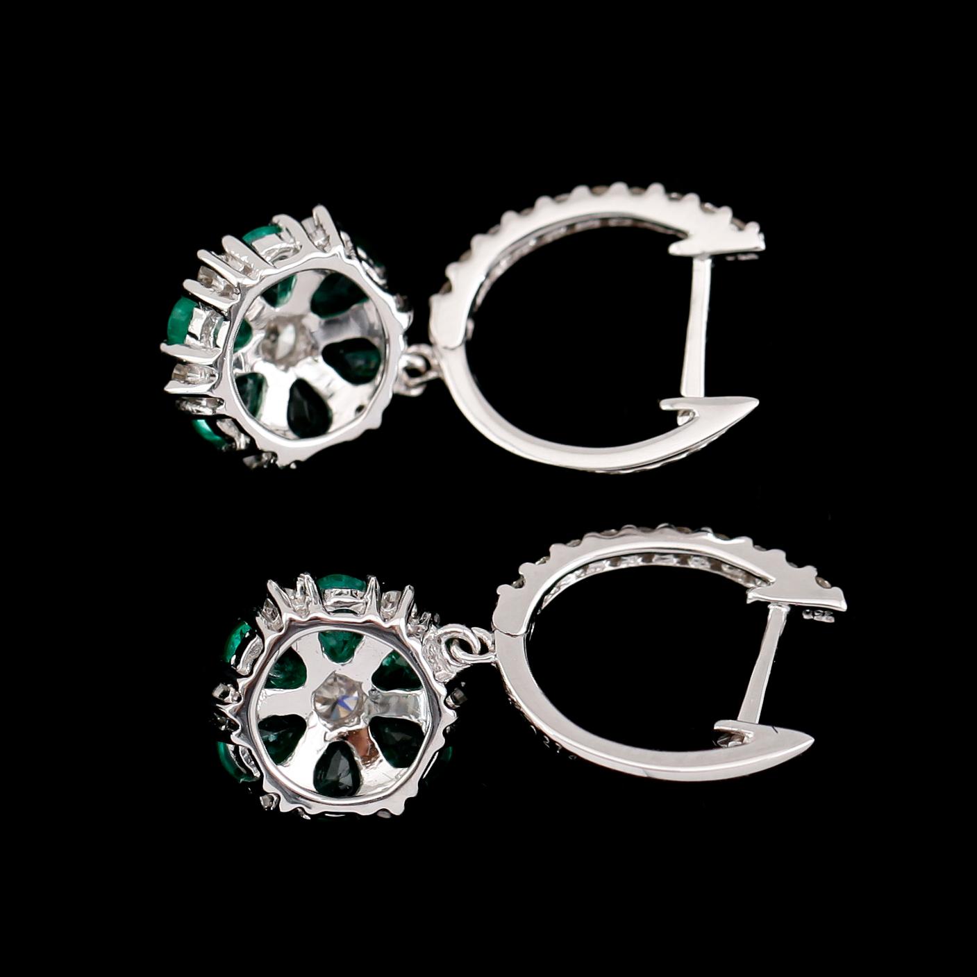 ÖRHÄNGEN, 18 k vitguld, smaragder tot ca 1.47 ct, briljantslipade diamanter tot ca 0.61 ct.