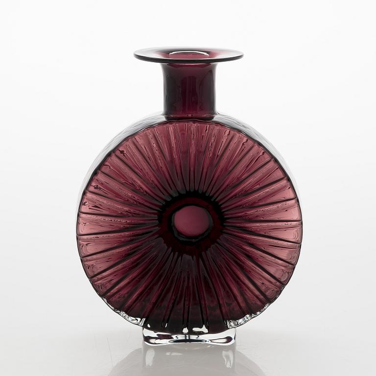 Helena Tynell, a 'Sun bottle' for Riihimäen Lasi Oy. In production 1964-1974.