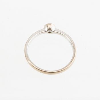 Ring, 18K white gold set with a round brilliant-cut diamond.