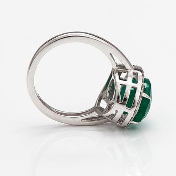 A 14K white gold ring with an emerald ca. 4.57 ct and diamonds ca. 0.38 ct in total. IGI certificate.