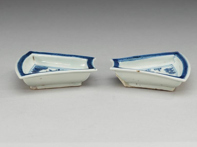 A set of two blue and white dishes from a cabaret, Transition, 17th Century.