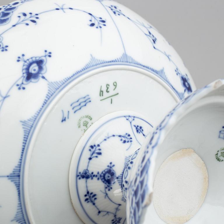 Royal Copenhagen, a porcelaine bowl, Musselmalet, number 1/634.