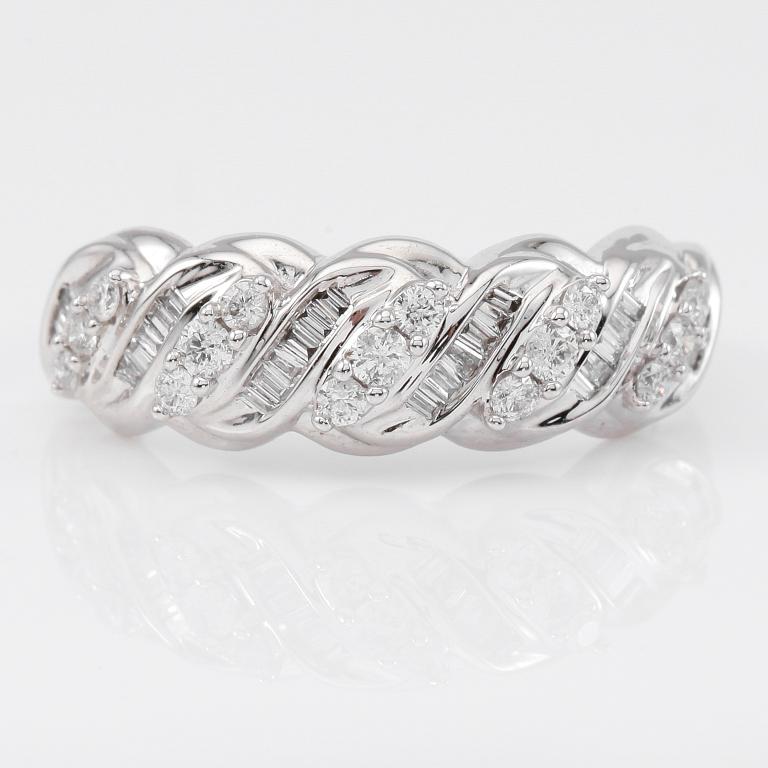 RING, 10K vitguld och olikslipade diamanter tot ca 0.38 ct.