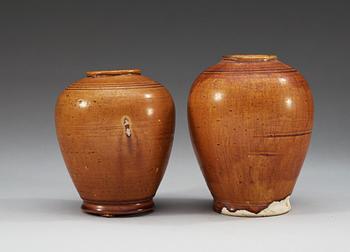 KRUKOR, två stycken, lergods. Tang dynastin (618-907 e.Kr.).
