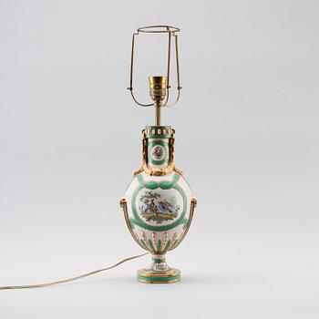 BORDSLAMPA, porslin, Berlin, 1900-talets första hälft.