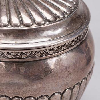SOCKERSKRIN och GRÄDDSNÄCKA, silver, Karlstad, Sverige 1917. Vikt 284 g.