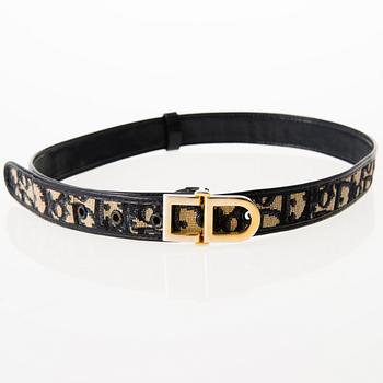 CHRISTIAN DIOR, KAKSI VINTAGE LAUKKUA JA VYÖ.