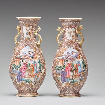 A pair of famille rose vases, Qingdynastin, Qianlong (1736-95).