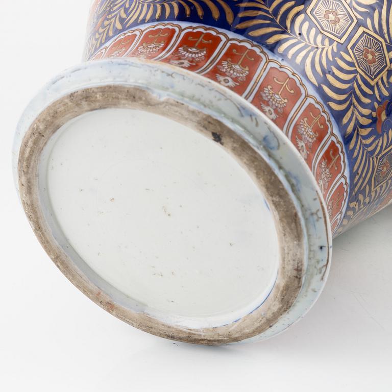 A Japanese imari porcelain urn with cover, 20th century.