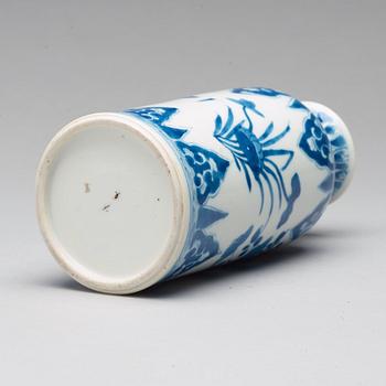 A blue and white vase, Qing dynasty, Kangxi (1662-1722).