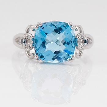 RING, 14K vitguld, blå topas, safirer och diamanter.