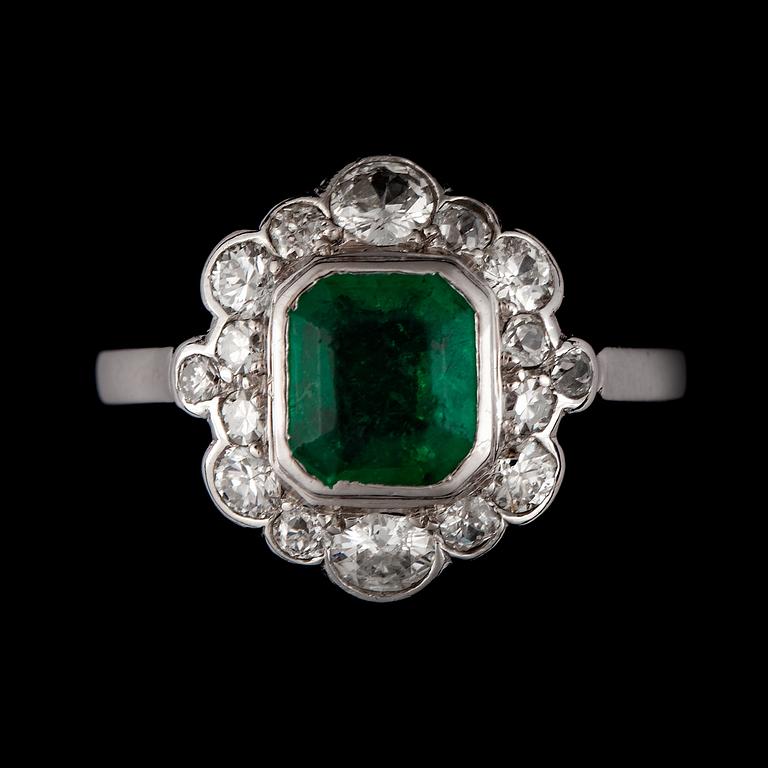 An emerald and diamond ring. Diamanter totalt ca 0.75 ct.