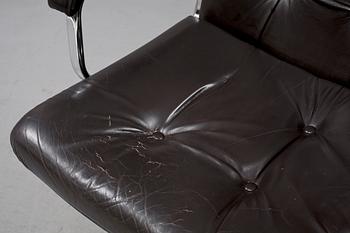 SKRIVBORDSSTOLAR,  2 st snarlika, Italien, 1988 respektive 1993.