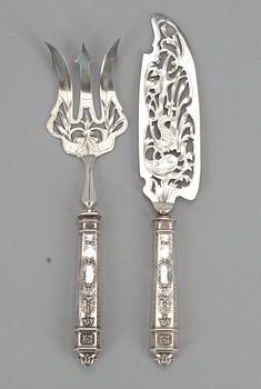 FISKBESTICK, silver, i originaletui. Otydliga stämplar. 1800-talets slut.