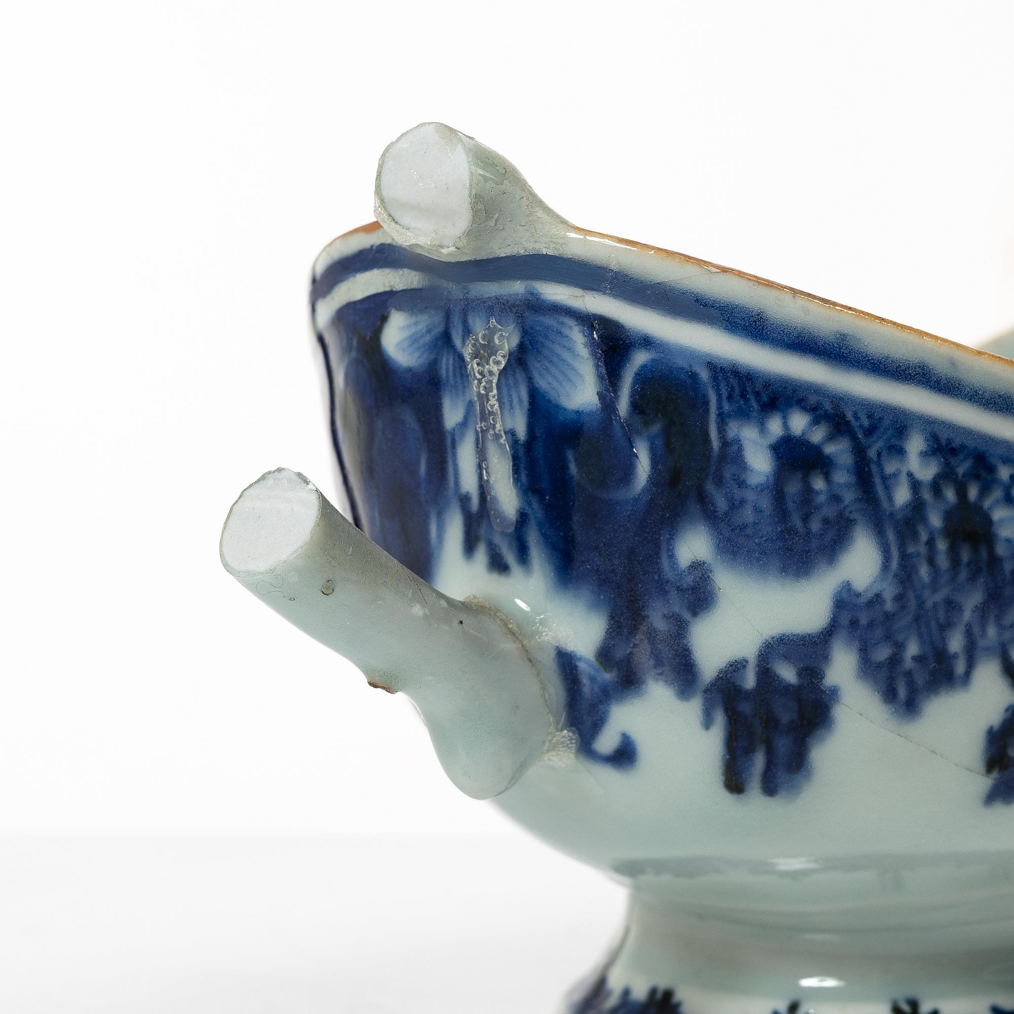 A pair of Chinese blue and white porcelain sauce boats, Qing dynasty, Qianlong (1736-95).