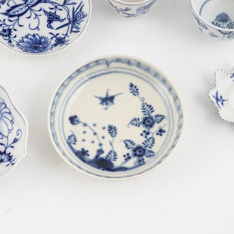 Meissen, servisdelar, porslin, ca 35 delar.  "Lökmönstret". Tyskland.